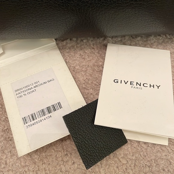 GIVENCHY
Antigona Medium Grained Leather Bag - Picture 11 of 11